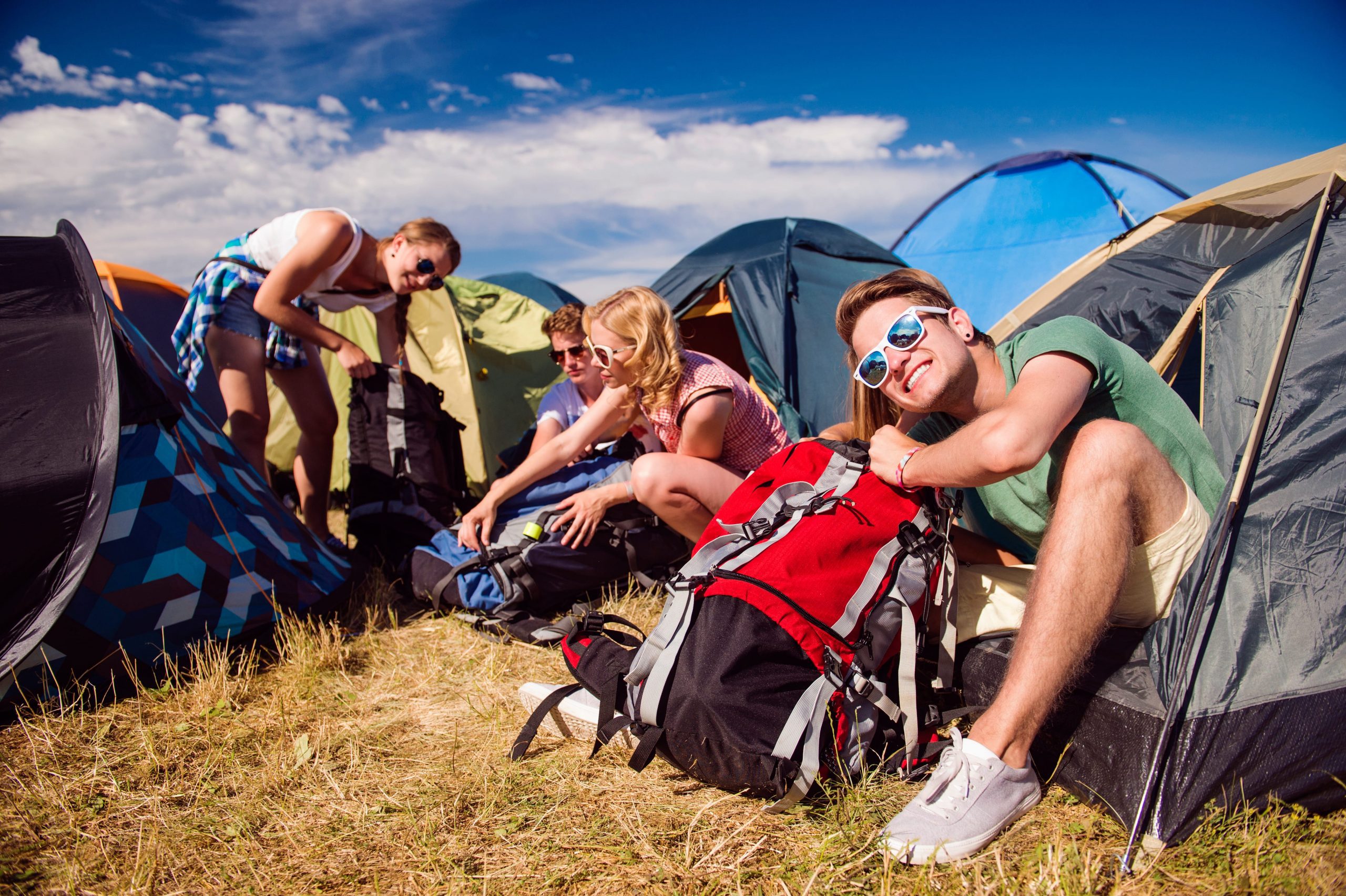 Jongeren kamperen op festival